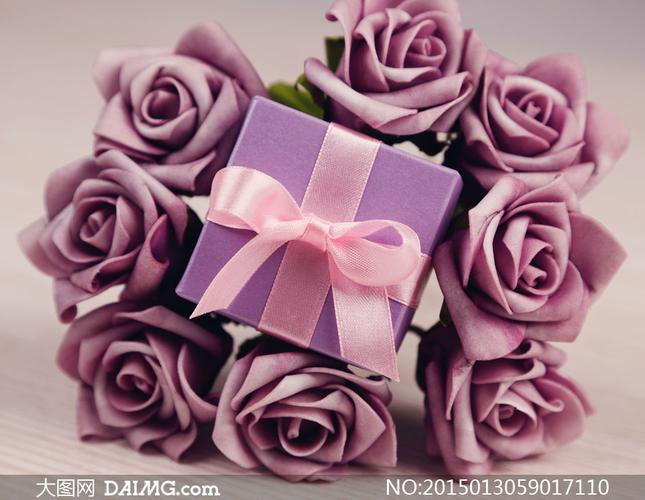 紫色仿真玫瑰花与礼物摄影高清图片